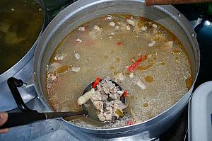 トムヤムガイ<br>タイ料理の代表格、トムヤム(酸っぱ辛いスープ)も、グン(海老)ではなくガイ(鶏)入りでお惣菜メニューに。\n