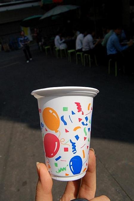 使われるカップとスプーンはプラスティック製です。風船や動物の絵が描いてあってキッチュ！