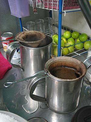 タイ語は、「アオ　チャー・ノム・イェン」基本的な作り方は紅茶も作り方は一緒。まずは紅茶を濃い目に出します。
