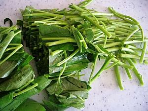 1. 空芯菜は、食べやすい幅（4‐5センチメートル）に切る。
