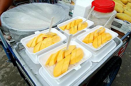 カオニャオ・マムアン<br>
タイ語でマンゴーは｢マムアン｣。もち米とマムアンを一緒にたべる｢カオニャオ・マムアン｣は人気もカロリーも高いスウィーツ。