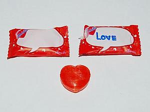 ハートビート・サボジラ味
５バーツ<br>
このキャンディの特別なところは、こら、こうやって小袋にメッセージが書けるんです。憧れのあの人のブレイクタイムにそっと渡したりするんでしょうか？
甘酸っぱいサボジラ味もGOOD。