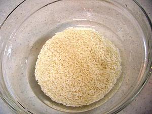 1. もち米は洗って水に２時間程浸けておく。
