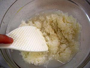5. 蒸し上がったもち米を熱いうちに、?に入れてよく混ぜ合わせる。
