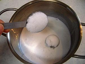 3.鍋に、ココナッツミルク、砂糖、塩を入れて火にかける。
