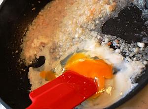 7. 卵を割り入れさっくりと炒める。