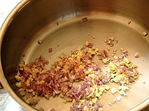 5. 鍋に少量の油を熱したら、ニンニクとホームデーンを香りが出るまで炒める。
