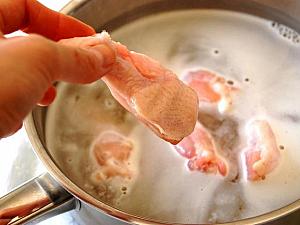 7. 鍋に鶏がらスープと手羽元を入れてやわらかくなるまで煮込む。
