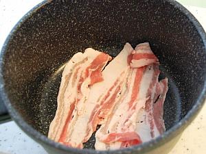 6. 鍋を用意し、鍋底に豚バラ肉を敷く。 
