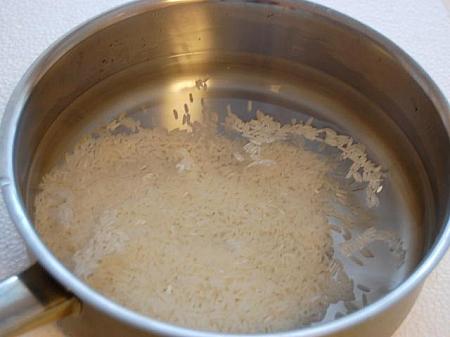 7. 米は軽く洗い、鶏ガラスープと一緒に鍋に入れてやわらかくなるまで煮込む。 
