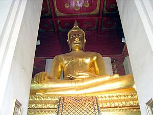 こちらは新しく建てられたお寺で、壊された黄金の仏像を偲ぶかのように巨大な金の仏像が奉られています。
