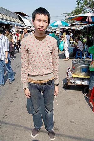 ★ キレイめ<br>
ぐんぐん増えてきているのが、キレイめファッション。タイ人重ね着ができないなんていつの時代の話ですか？垢抜けた着こなしが発するおしゃれビームにくらくら。

