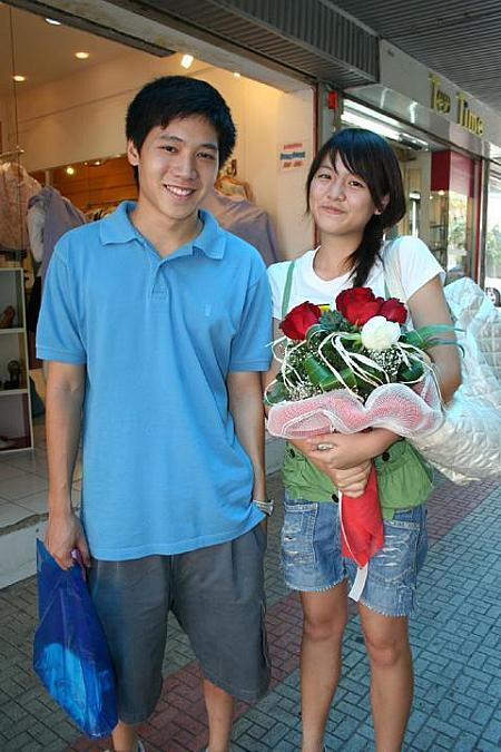 ナット君
＆ビアちゃん
<br>初々しい2人は、花とネックレスを交換。このあとは、サイアムでショッピングをして遊ぶそうです。
