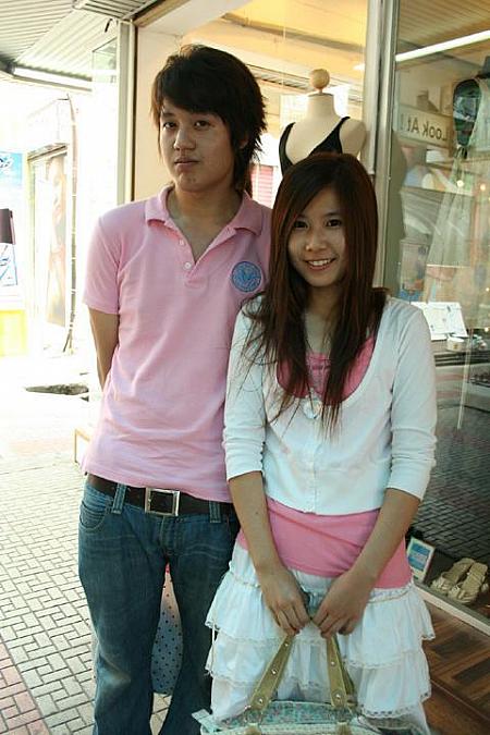 エー君
＆プムちゃん
<br>2人揃ってピンクのシャツを着たふたり、何をプレゼントするのですか？というナビの質問の答えは、「ひ・み・つ！」。気になります～！
