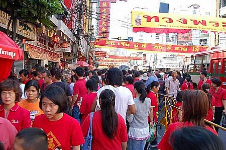 会場となったヤワラート（チャイナタウン）周辺、普段からにぎやかな場所ですが、
この日は特別、朝の8時過ぎから活気がみなぎっています。
通りはお祝いムードの中華系タイ人たちでいっぱい。