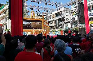 特設の舞台では、中国の歌や劇が披露されました。
