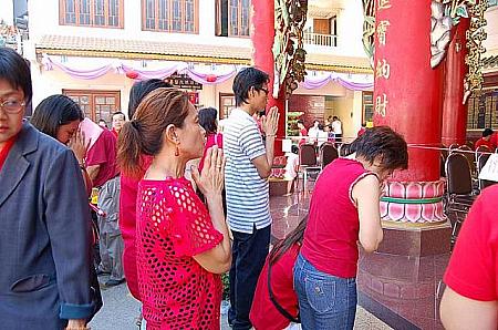 お寺もたくさんの参拝客でごった返していました。商売上手な華僑のひとたちのこと、
願うはやっぱり商売繁盛でしょうか。
