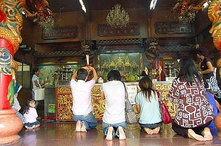 人々はお寺にて心身を清めるべく祈ります。