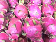 何と毒々しい色の果物 食べられるのかなぁ ペッブリーsoi5にて バンコクナビ