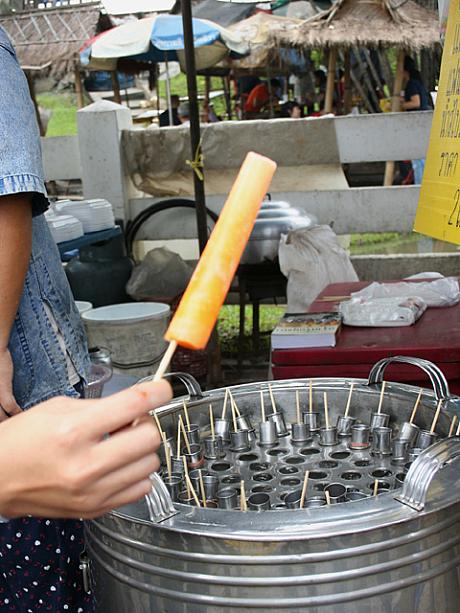 コーラ味やタイ独特の赤いシロップ味など。こちらはファンタオレンジ味。