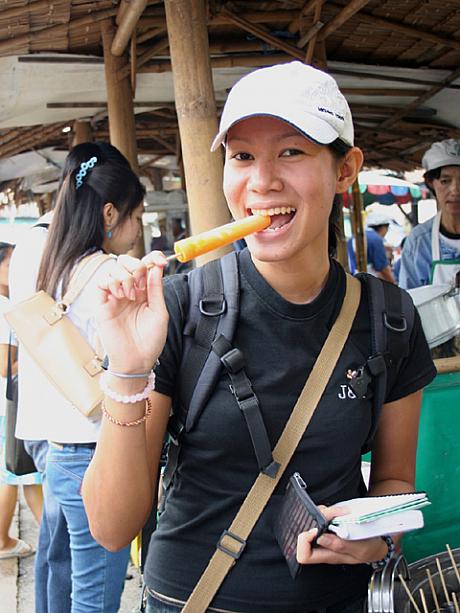 涼しい日が続いておりますが、日中はやはり暑い！写真の女子学生もおいしそうに食べてました。