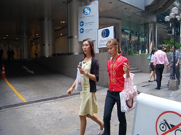 街中でも中国服を着た人を見かけます。
