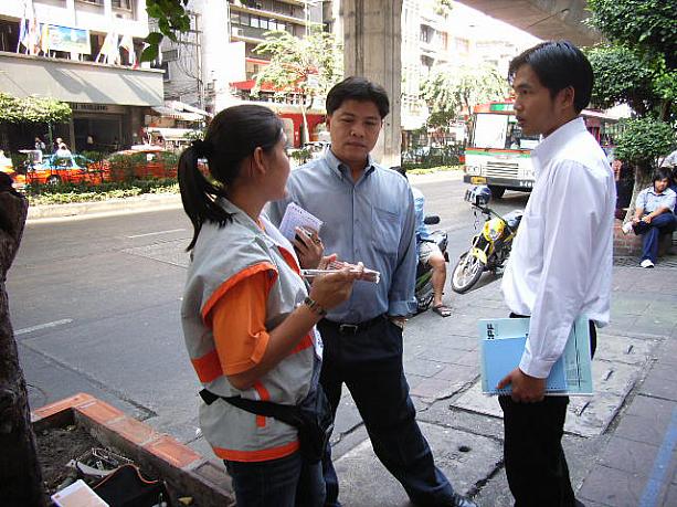 タイには他にもAISやDTACなどの携帯会社がありますが、オレンジの路上販売が多いです。