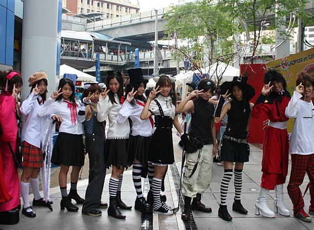 みなさんで記念写真。ついにメイド喫茶まで出来てしまったバンコク。どこへ向かうのでしょうか！？