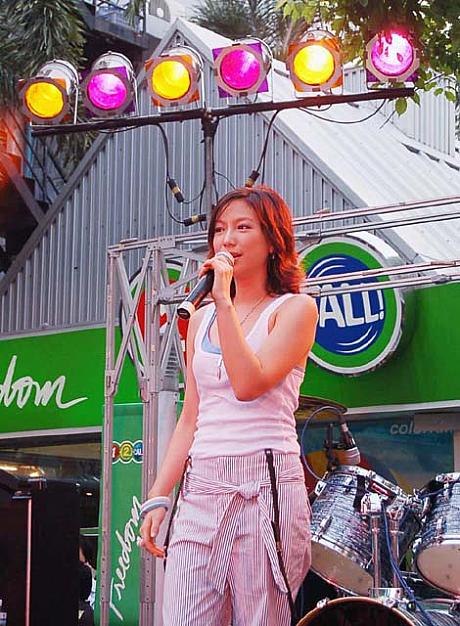この方はグラミーから移籍した歌手のミョーさん。