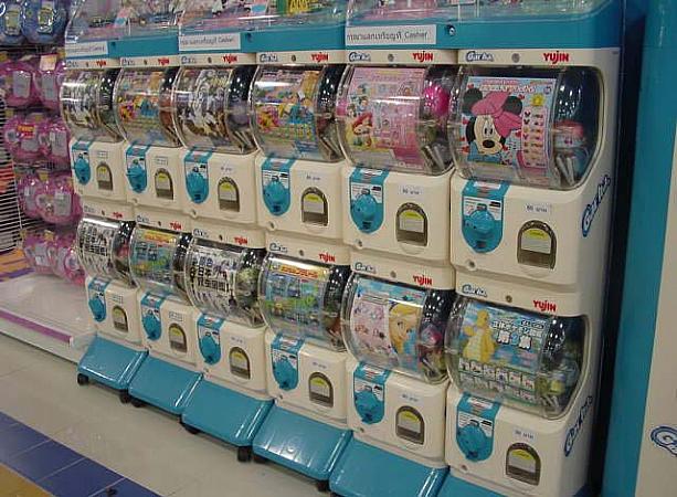 やっぱりありました！がちゃがちゃ。ポケモンや昆虫系のアイテムなどが手に入ります。
