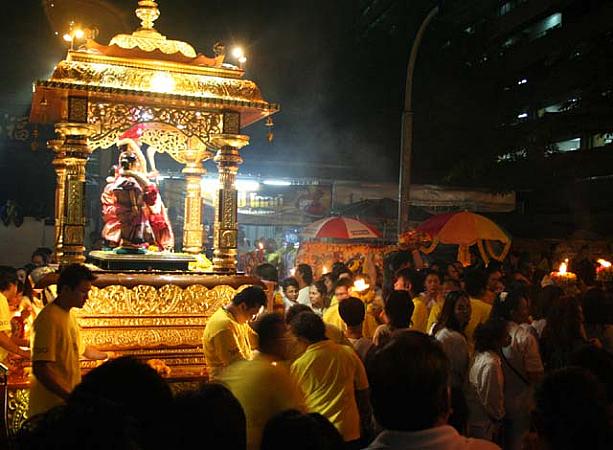 夜になり、本格的に人が集まってきました。タイの伝統的な祭りとはやはり違う雰囲気です。