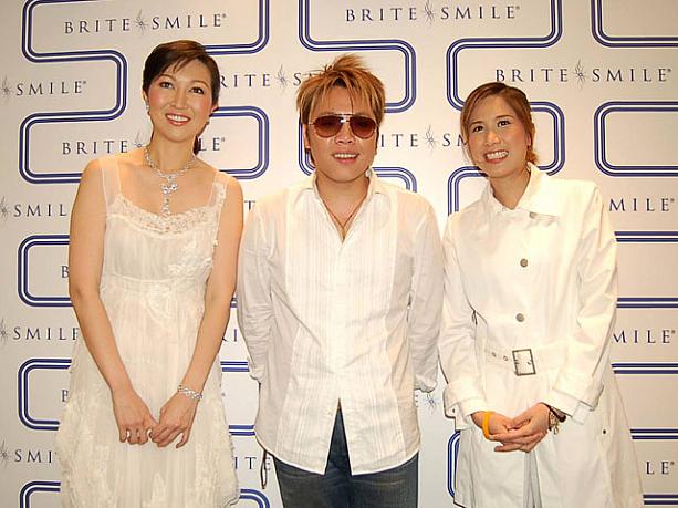 真ん中はラジオのＤＪ。他にはミスタイランドなどもご来場。ハイソな人たちでてんこ盛りでした。