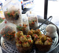 タイのローカル市場にて。昼下がりのおやつワールドへとお連れします。 -シリラート病院前市場