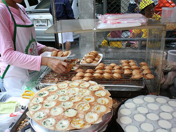 これは、「カノムクロック」という、ココナツ風味のお菓子。外はパリパリ、中はとろとろです。