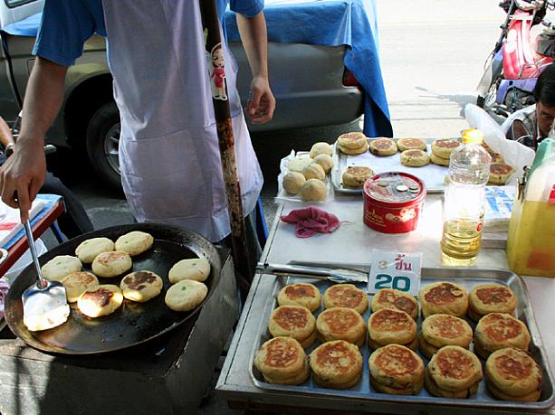 これは「お焼き」のタイバージョン。３個20バーツ、おやつにぴったりです。