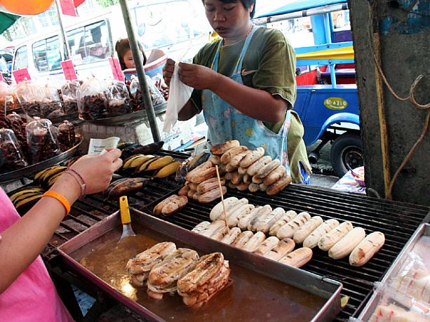 焼きバナナ。熟れていないバナナは、じっくり火を通すと甘〜くなるんです！シロップ漬けもおいしい。