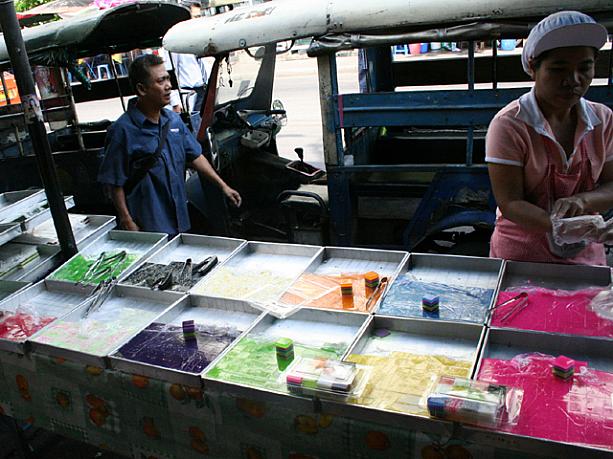 ひときわカラフルな屋台を発見、何を売っているのでしょう？