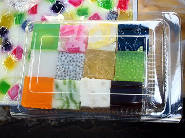 寒天やもち粉を使ったタイのお菓子でした。色々詰めてもらうと宝石みたいできれい！