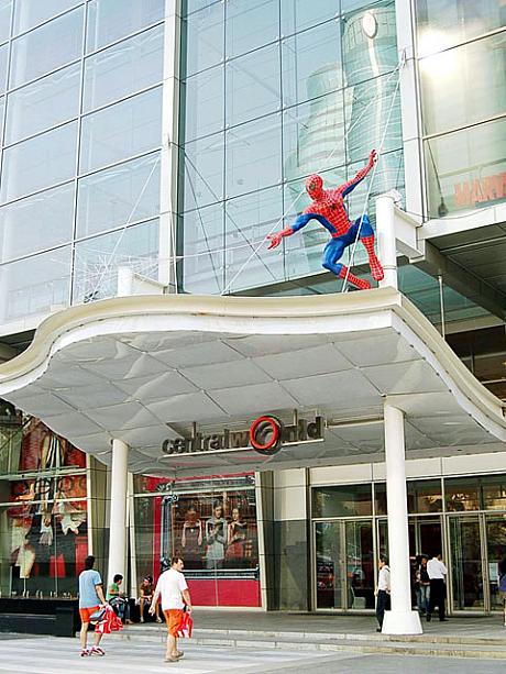 わぁ！<br>スパイダーマンだ！セントラルワールドの入り口だよ。網までよくできてるね。