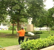 朝から体を動かすバンコク市民 -ベンチャシリ公園