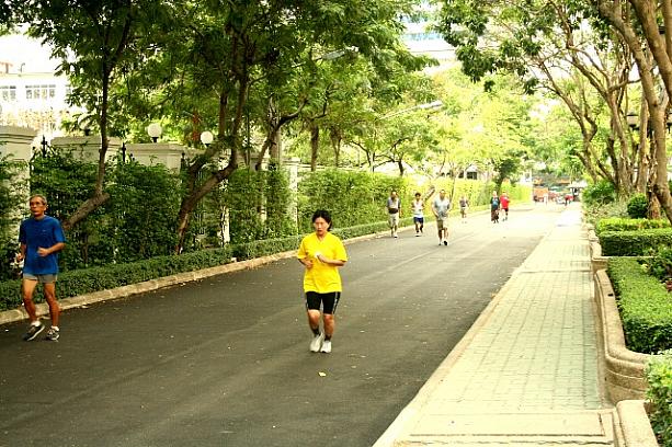 朝のスポーツの王道、ジョギング派は流れる汗をぬぐいながらもくもくと走ります。