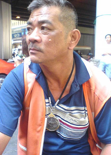 タイでは街中で、首から大きなペンダントを下げている人をよく見かけます。特に年配の男の人に多いナー。