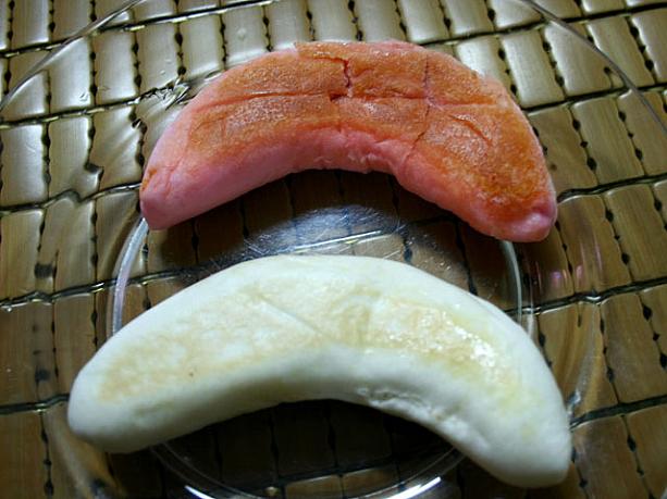 ナビも早速味見♪クリーム入りとピザ味を購入。…焼きたてをテイクアウトしたせいか、すこしべちょっとなってしまいました…。