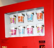 カップヌードルの自動販売機 -セントラルワールド３階