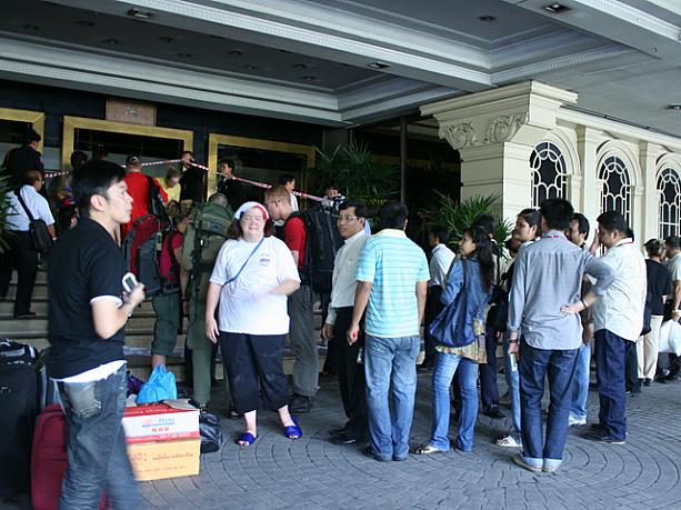 消火活動はすでに終わり、宿泊者も軽症だったそうです。現在はロビーまでしか入ることができません。