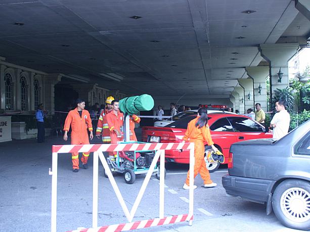 消火活動の残りでしょうか。まだ消防隊員の方が作業をされています。