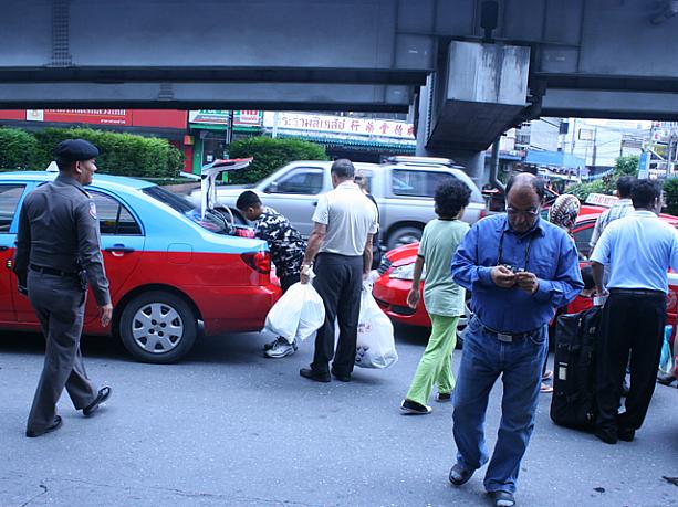 ナビが訪れたときはちょうど宿泊者が荷物を運び出しているときでした。