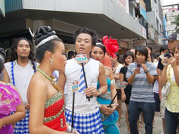 何かと思えば、「ポーンラーンサオーン」という、ドタバタ系ＴＶ番組の撮影。