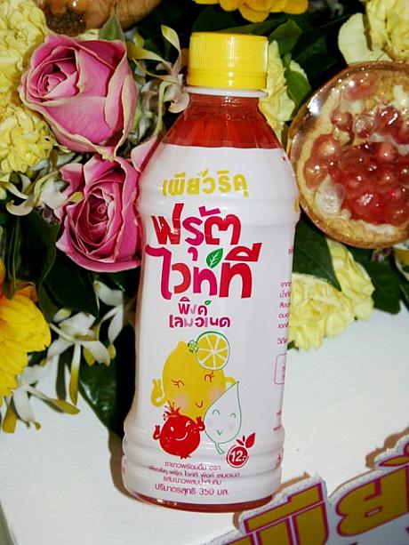 新発売の「ピンクレモネード」は、ざくろのピンク色がとっても綺麗！タイ語では、ざくろには宝石のルビーという意味もあるんです。