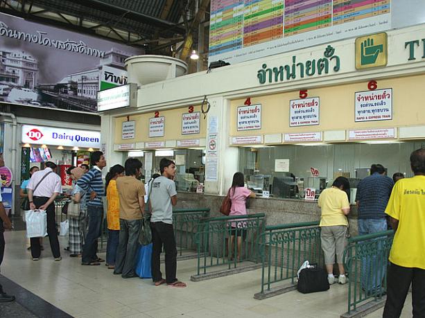 10月31日、タイ国鉄労組合によるストライキがあり1日駅が使えない状態でした。
